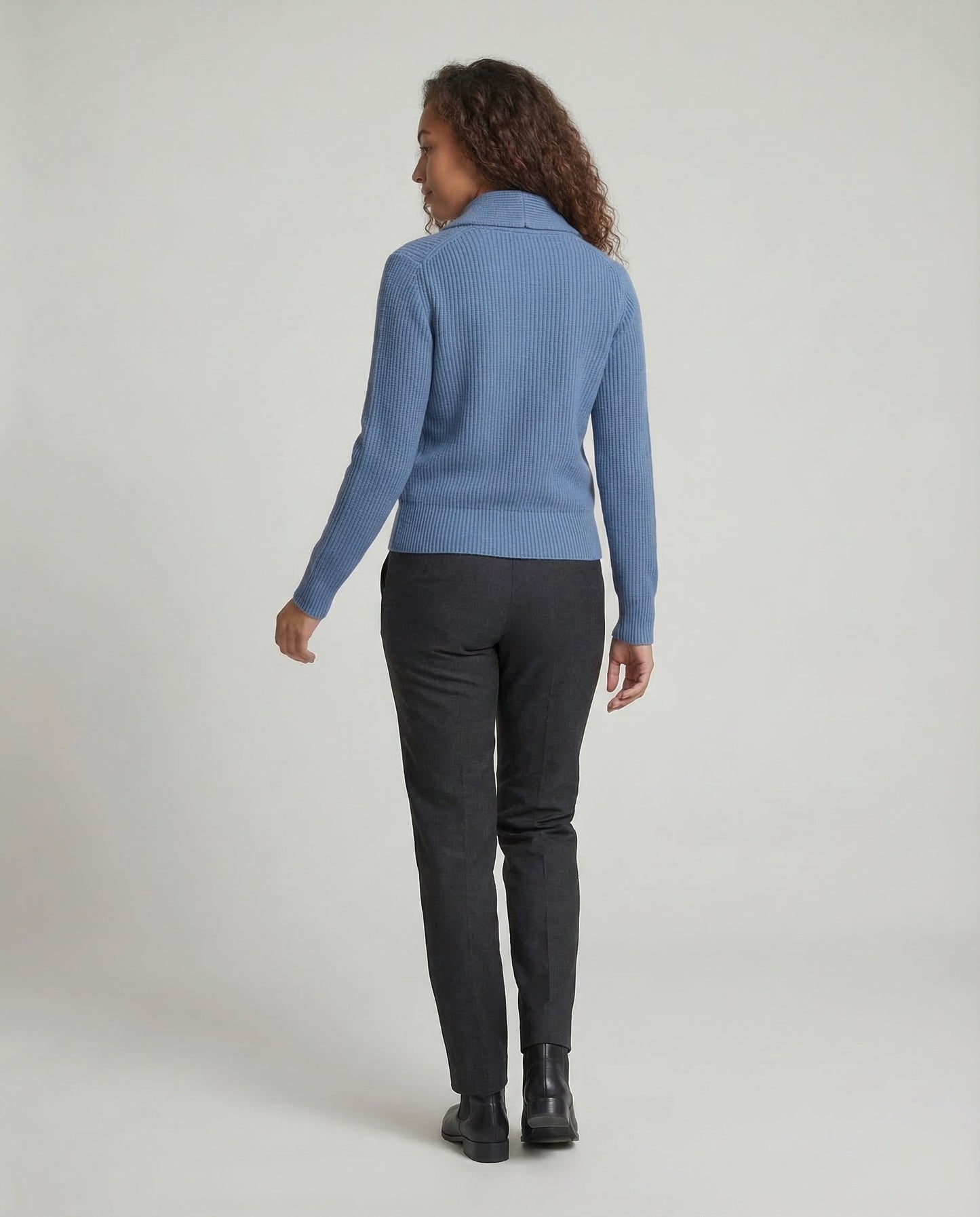 Cardigan in maglia con revers e bottoni — Giacca in maglia a manica lunga