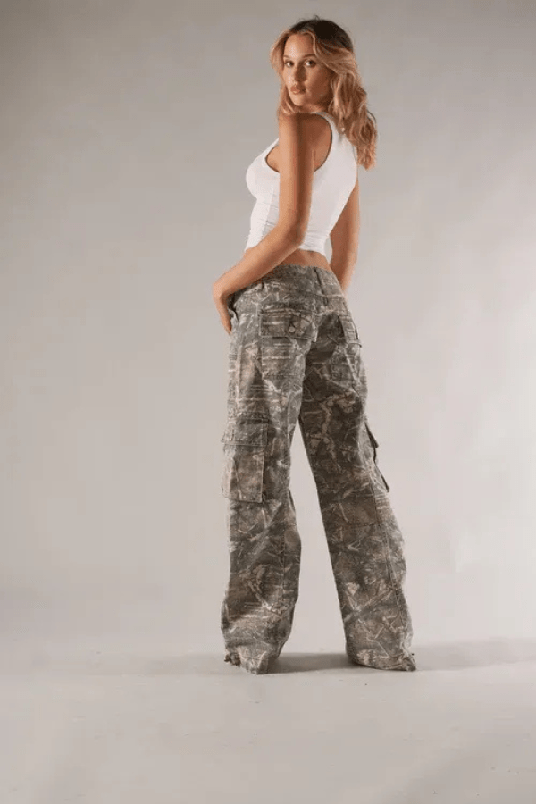 Pantaloni cargo a vita bassa con stampa camouflage e gamba larga — Pantaloni utility