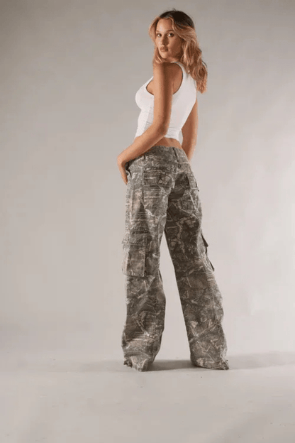 Pantaloni cargo a vita bassa con stampa camouflage e gamba larga — Pantaloni utility