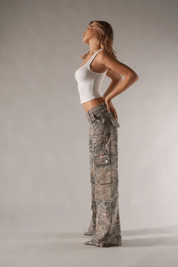 Pantaloni cargo a vita bassa con stampa camouflage e gamba larga — Pantaloni utility