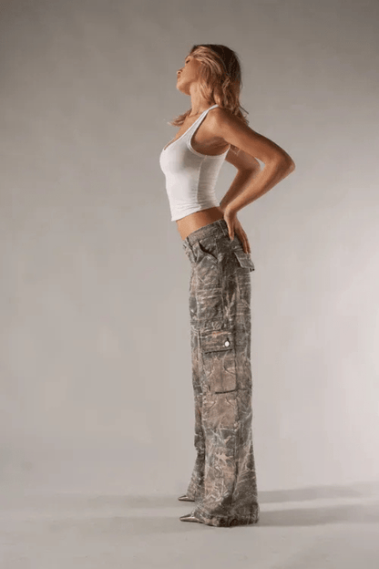 Pantaloni cargo a vita bassa con stampa camouflage e gamba larga — Pantaloni utility