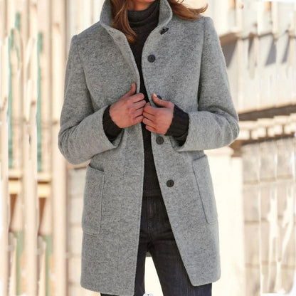 Cappotto in lana con collo alto — Cappotto elegante d'inverno con bottoni