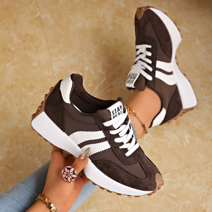 Sneakers platform retro — Sneakers con lacci e suola chunky