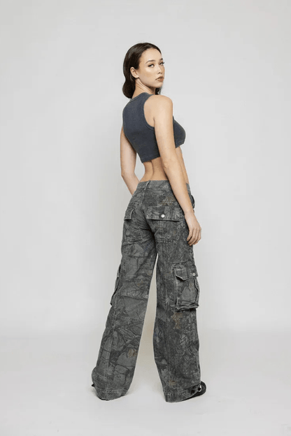 Pantaloni cargo a vita bassa con stampa camouflage e gamba larga — Pantaloni utility