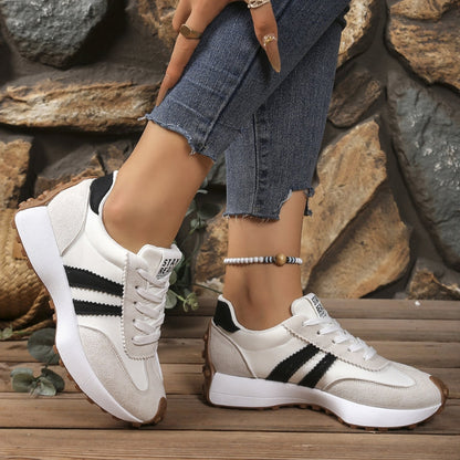 Sneakers platform retro — Sneakers con lacci e suola chunky