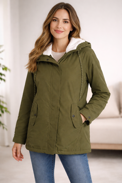 Giacca invernale lunga con cappuccio — Giacca trapuntata calda con zip