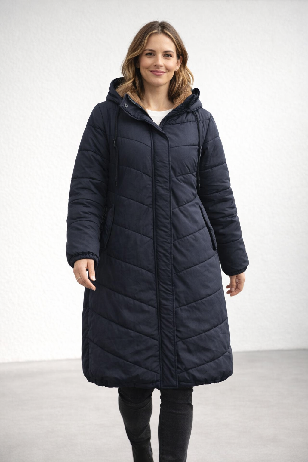 Cappotto trapuntato con cappuccio — Cappotto lungo caldo con tasche