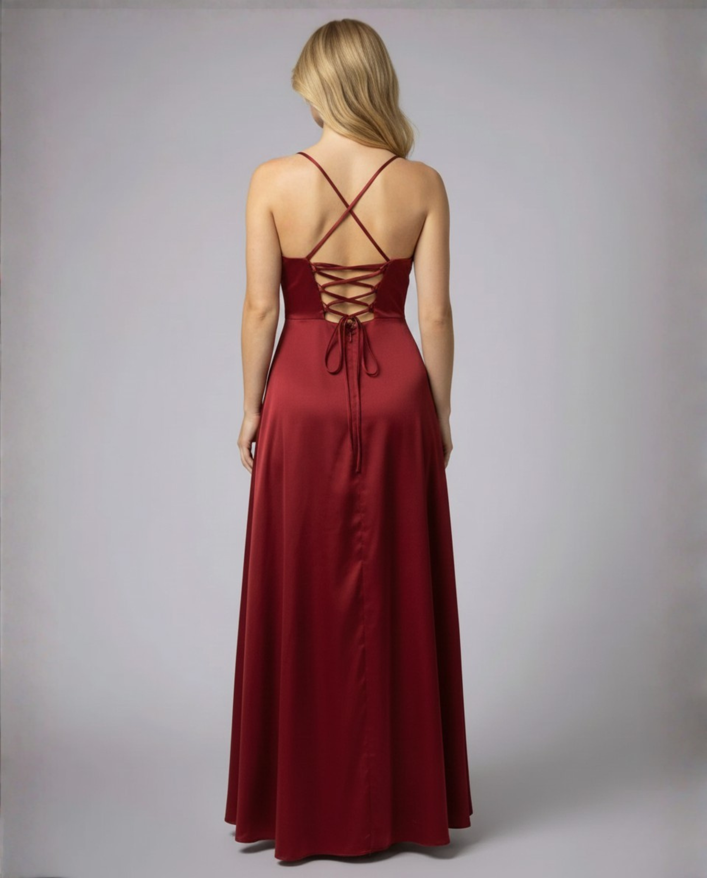 Abito maxi elegante in raso con schiena intrecciata — Abito da sera senza maniche