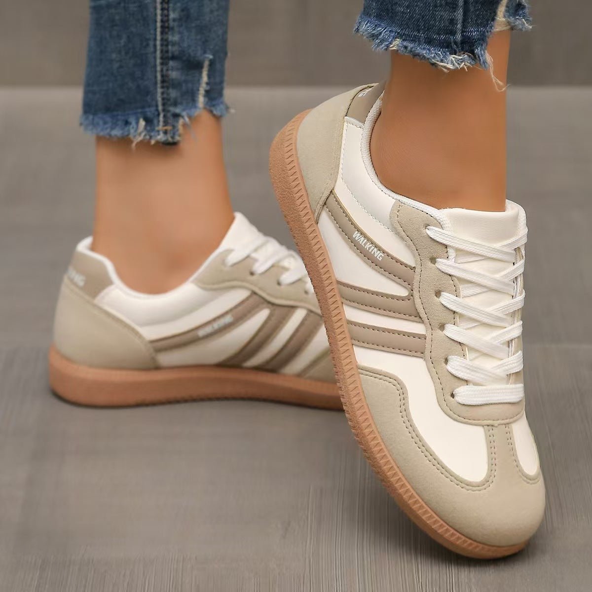 Sneakers in camoscio ortopediche a pianta larga — Calzatura comoda da giorno