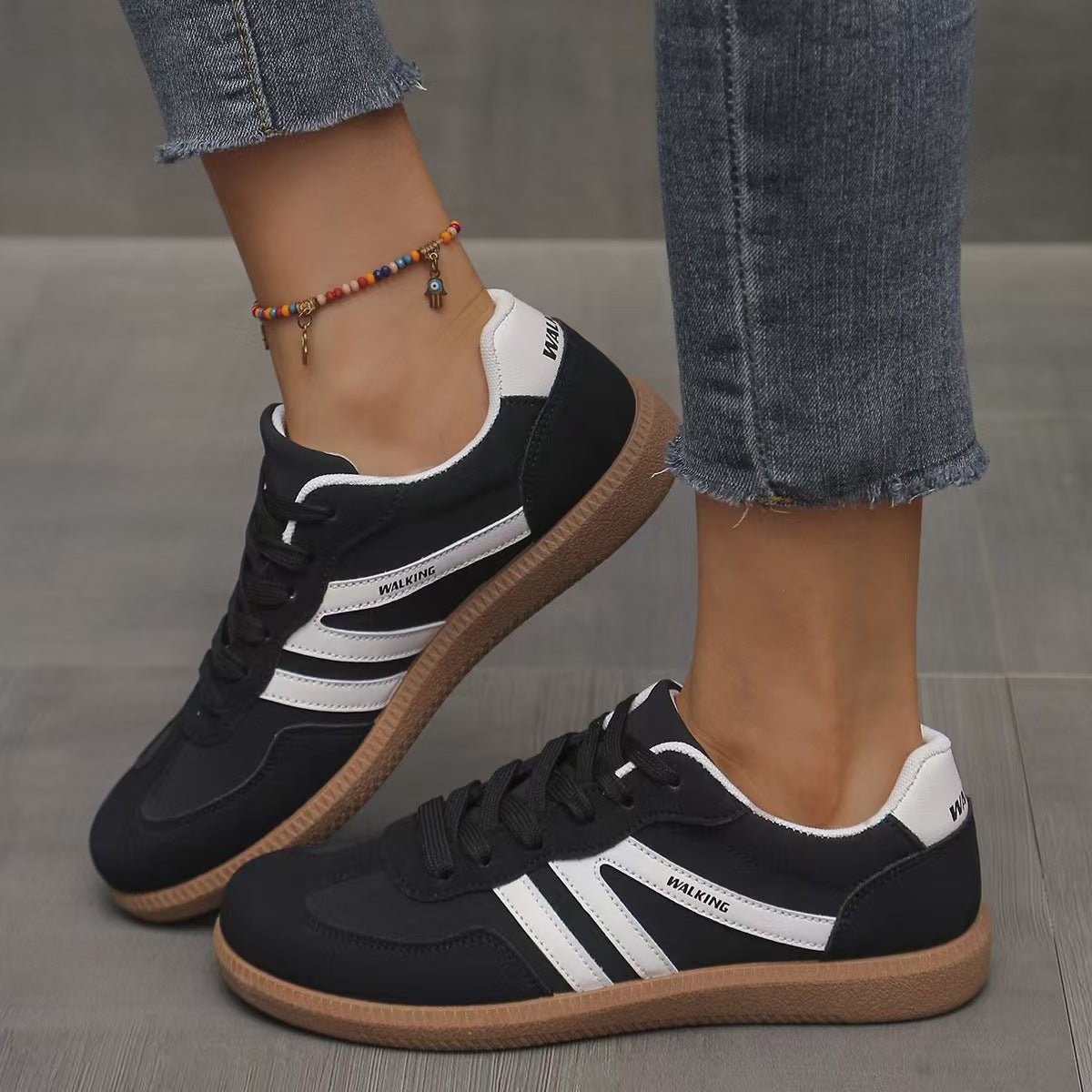 Sneakers in camoscio ortopediche a pianta larga — Calzatura comoda da giorno