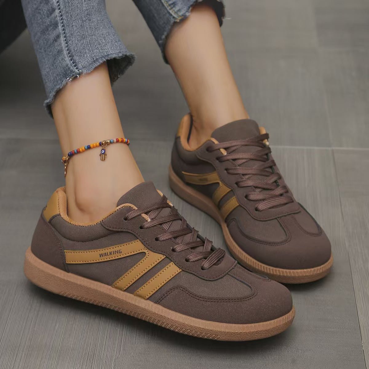 Sneakers in camoscio ortopediche a pianta larga — Calzatura comoda da giorno