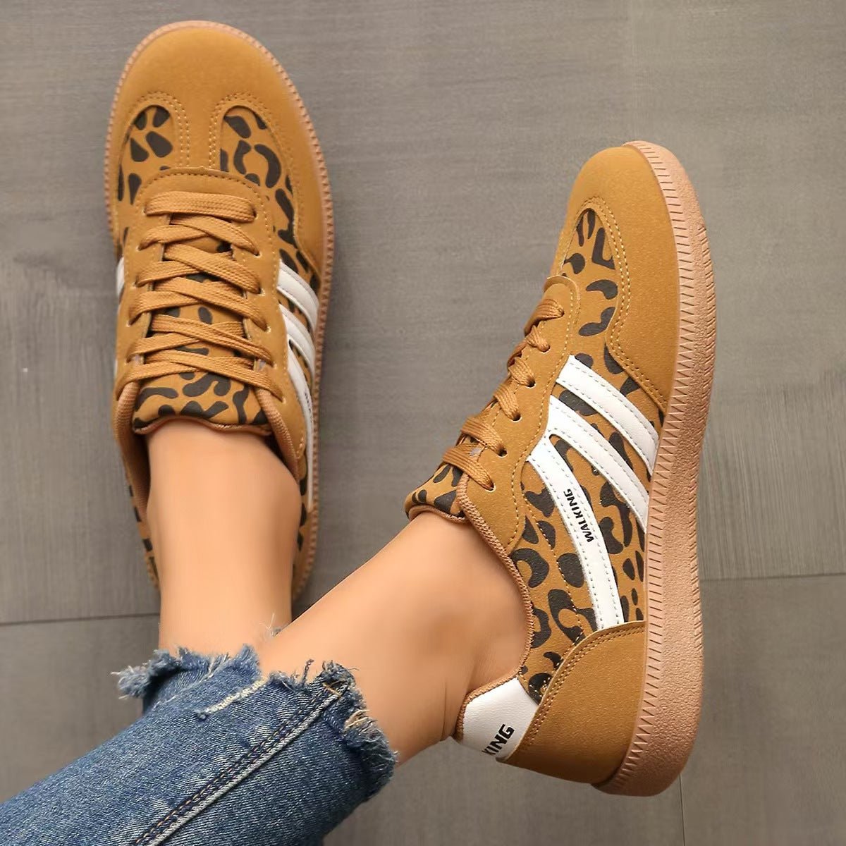 Sneakers in camoscio ortopediche a pianta larga — Calzatura comoda da giorno