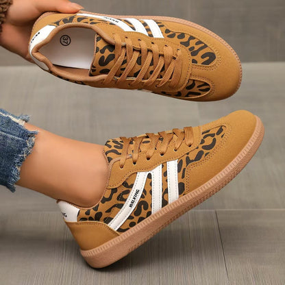Sneakers in camoscio ortopediche a pianta larga — Calzatura comoda da giorno