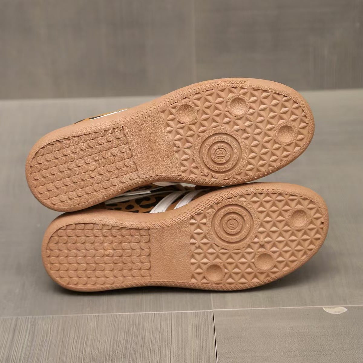 Sneakers in camoscio ortopediche a pianta larga — Calzatura comoda da giorno