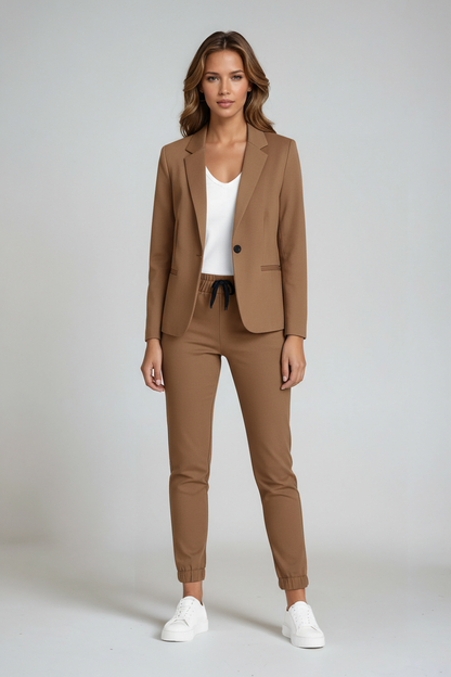 Completo di lino con blazer e pantaloni con coulisse — Tailleur due pezzi comodo