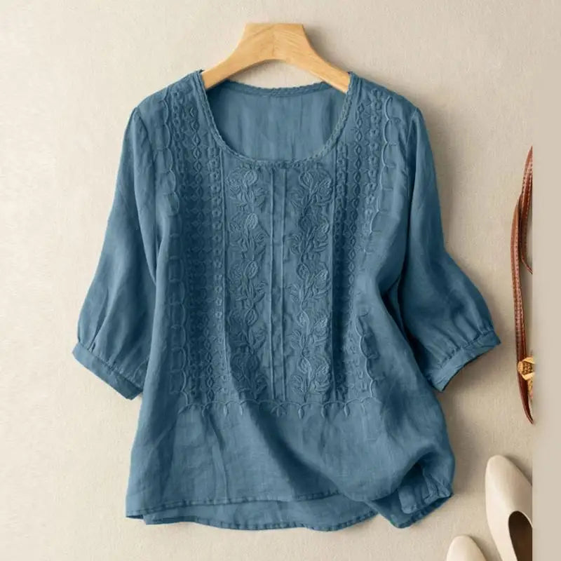 Blusa fluida con ricamo — Blusa morbida e versatile
