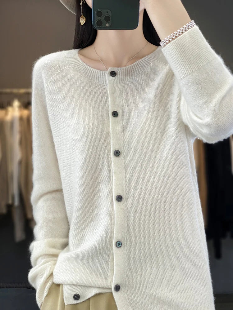 Cardigan in maglia con bottoni e collo tondo — Cardigan classico