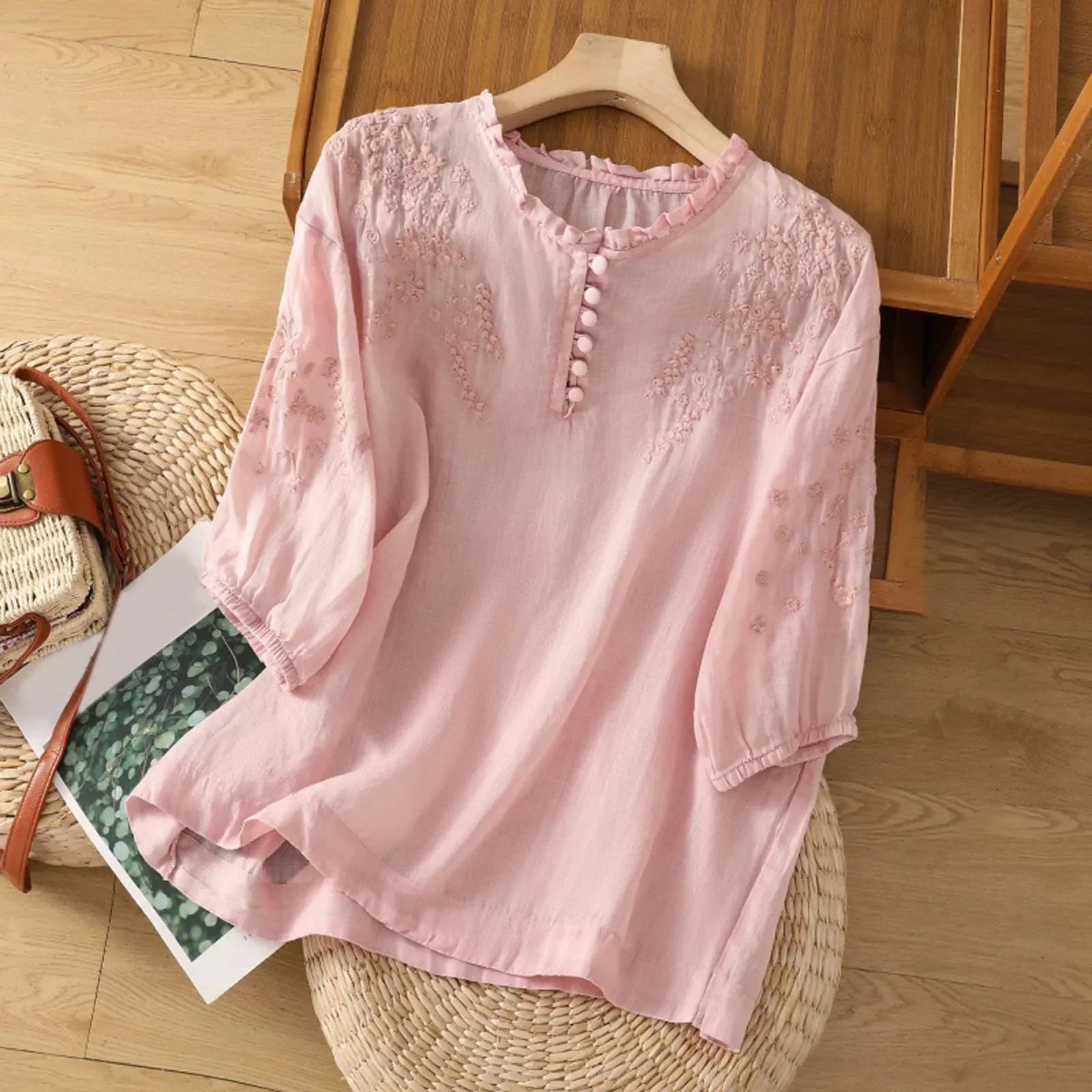 Blusa con bottoni e ricamo floreale — Blusa fluida ed elegante