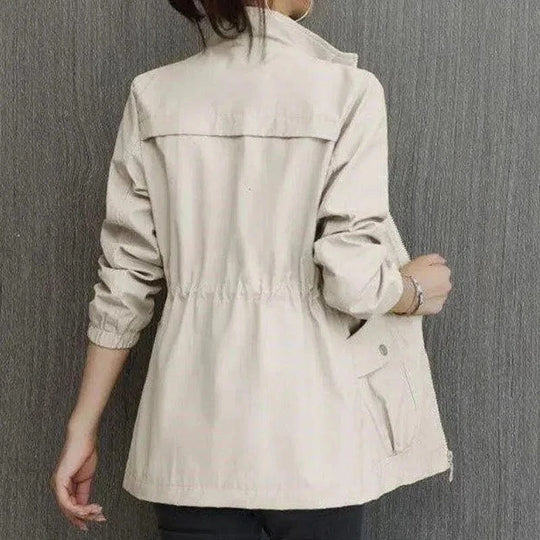 Trench impermeabile leggero — Trench di mezza stagione con cintura
