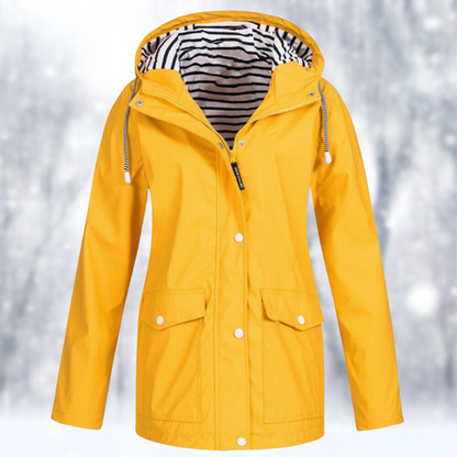 Giacca impermeabile e antivento con cappuccio — Giacca outdoor