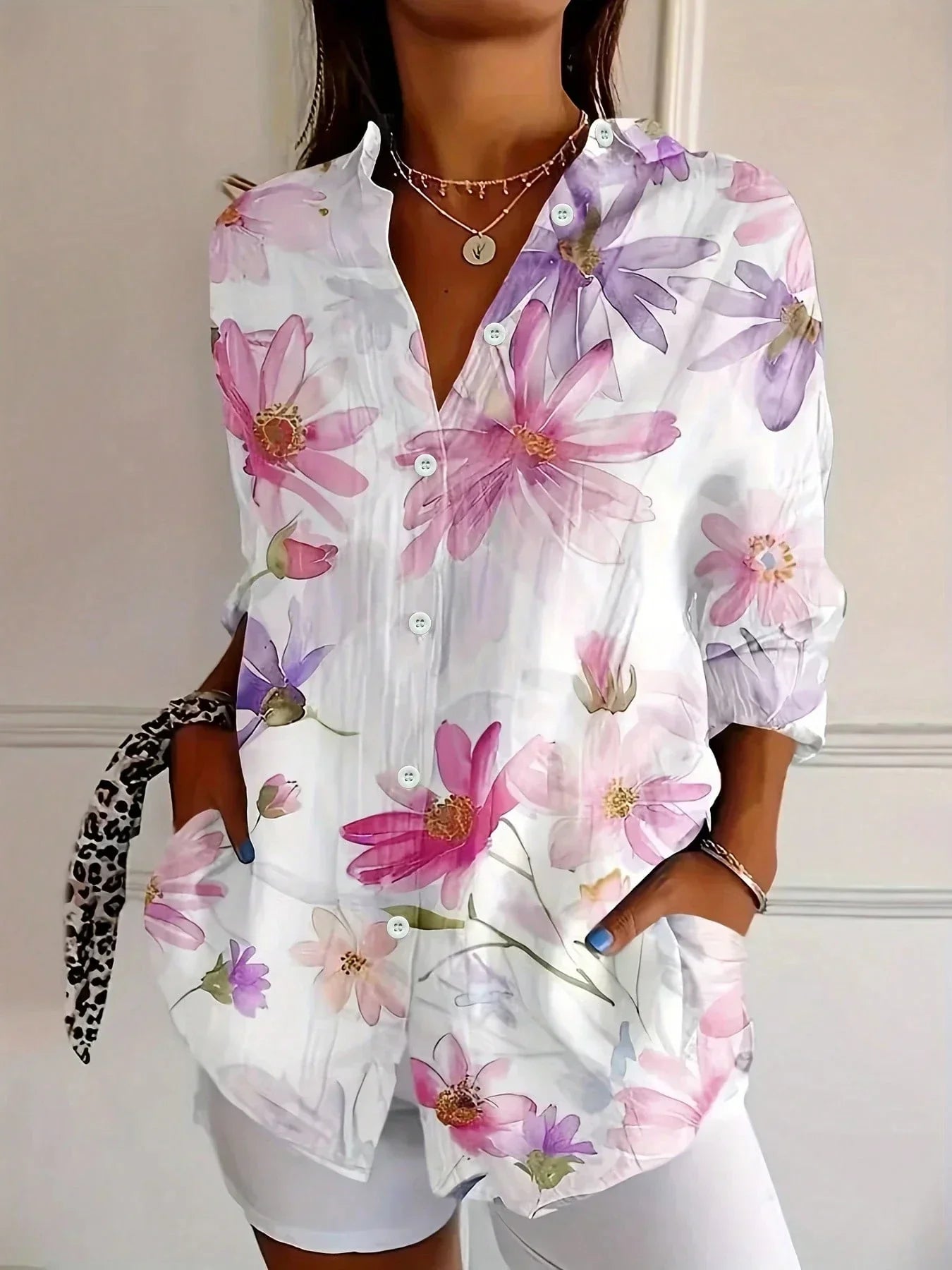 Blusa con stampa astratta e bottoni — Blusa fluida a manica lunga