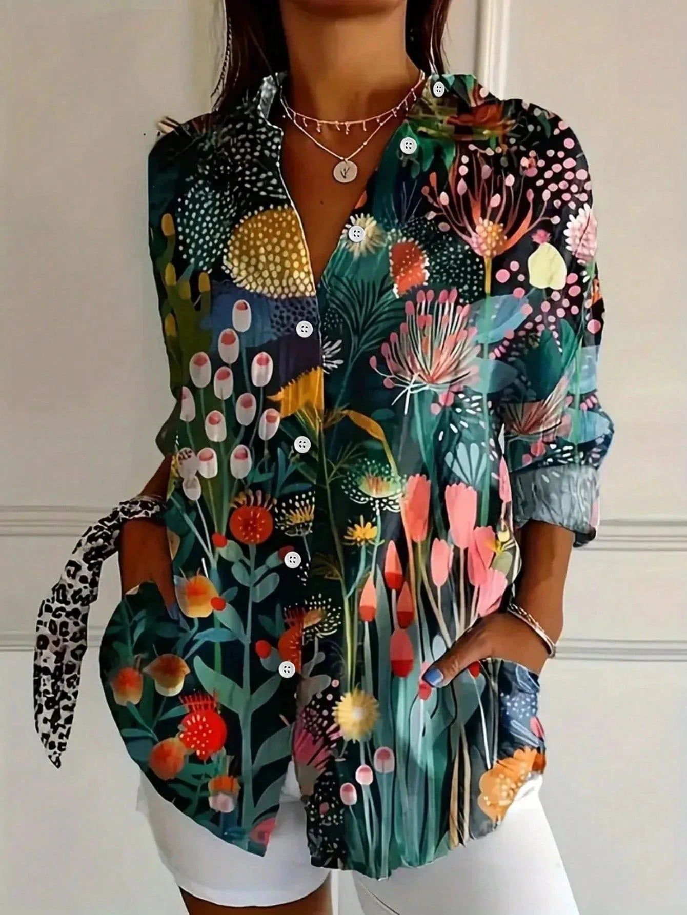 Blusa con stampa astratta e bottoni — Blusa fluida a manica lunga
