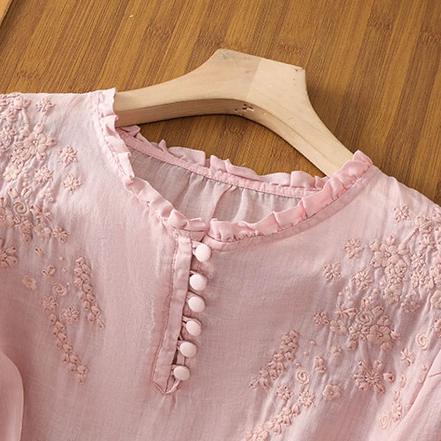 Blusa con bottoni e ricamo floreale — Blusa fluida ed elegante