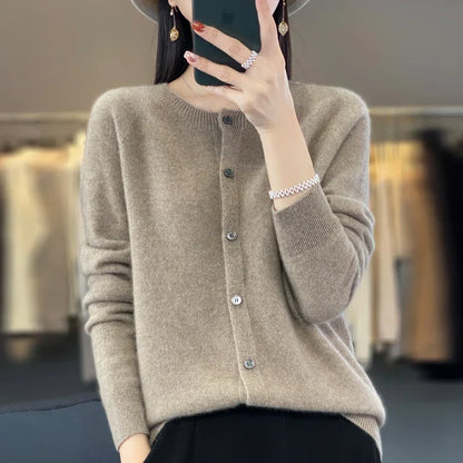 Cardigan in maglia con bottoni e collo tondo — Cardigan classico