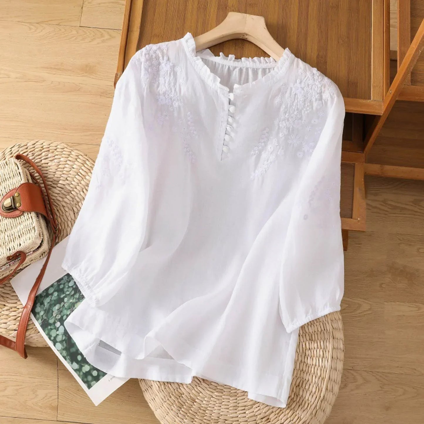 Blusa con bottoni e ricamo floreale — Blusa fluida ed elegante