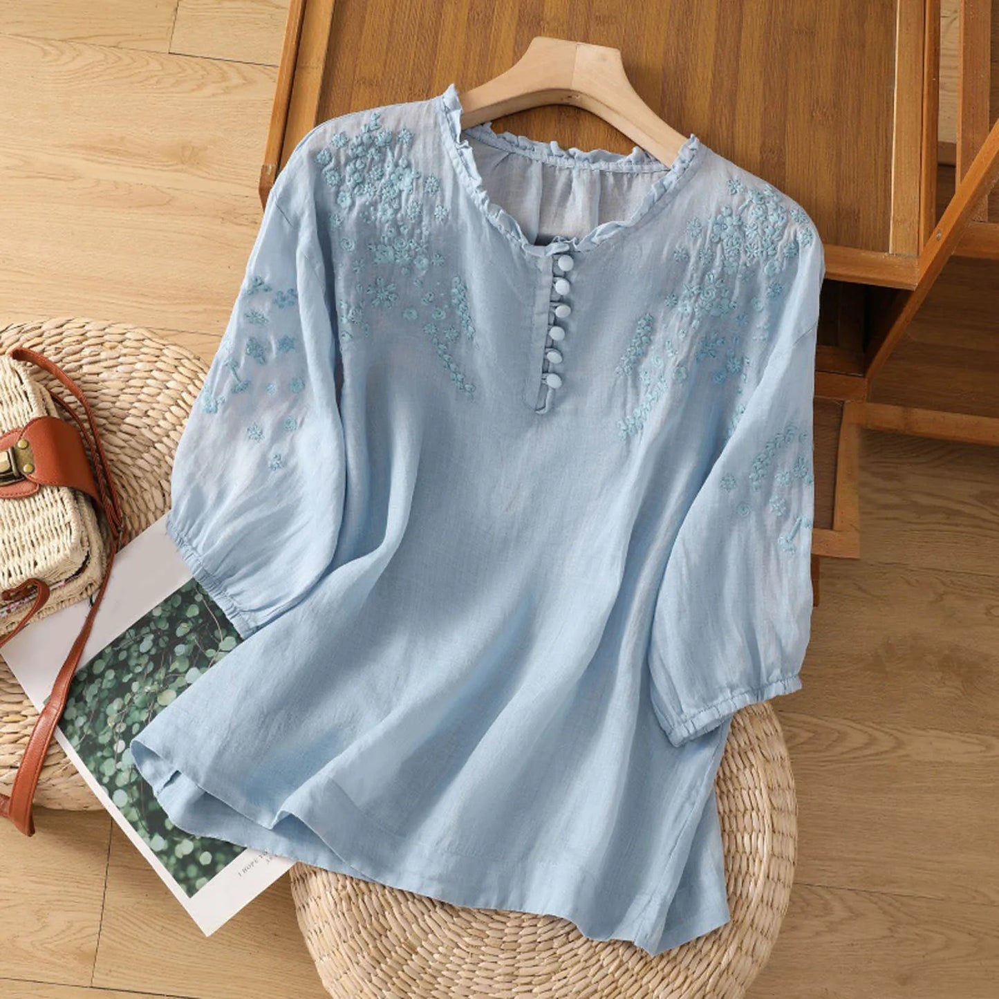 Blusa con bottoni e ricamo floreale — Blusa fluida ed elegante