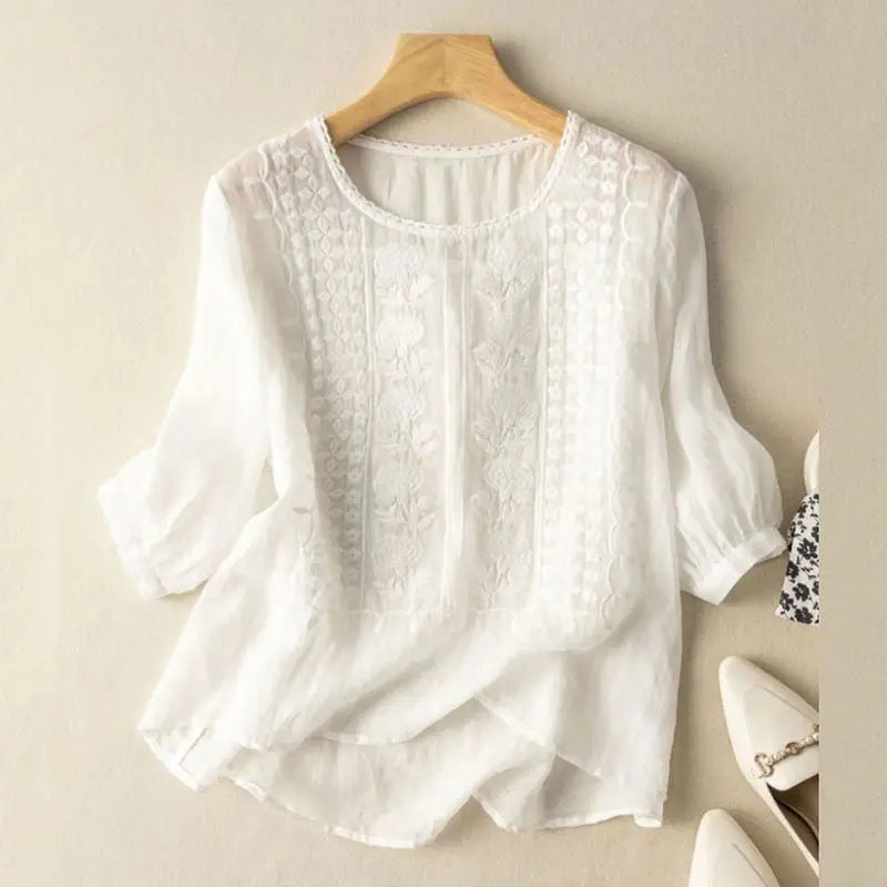 Blusa fluida con ricamo — Blusa morbida e versatile