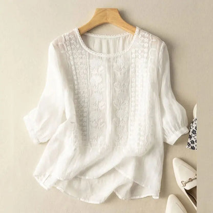 Blusa fluida con ricamo — Blusa morbida e versatile