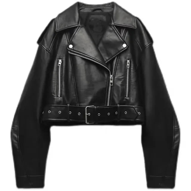 Giacca biker corta in ecopelle — Giacca moderna con cintura