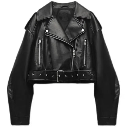 Giacca biker corta in ecopelle — Giacca moderna con cintura