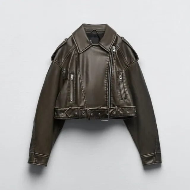 Giacca biker corta in ecopelle — Giacca moderna con cintura