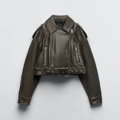 Giacca biker corta in ecopelle — Giacca moderna con cintura