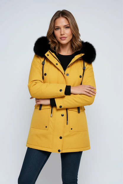 Parka invernale con cappuccio in pelliccia sintetica e vita regolabile — Cappotto imbottito