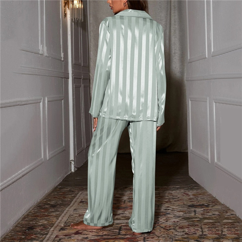 Pigiama in raso a due pezzi — Completo pigiama elegante e comodo