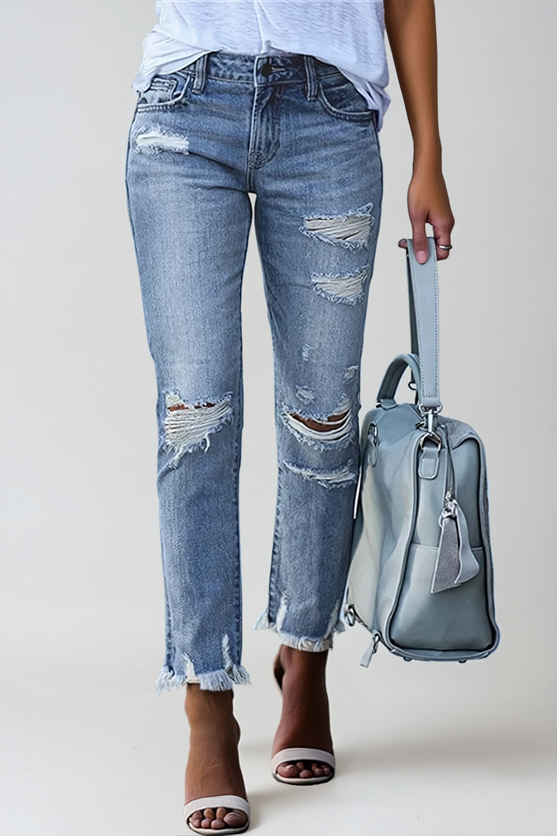 Jeans dritti con strappi e orlo sfrangiato — Jeans a vita media