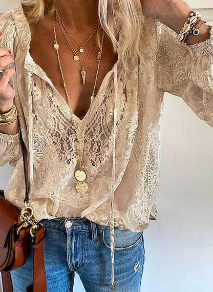 Blusa di lino bohémien con scollo a V e pizzo — Blusa fluida in stile boho