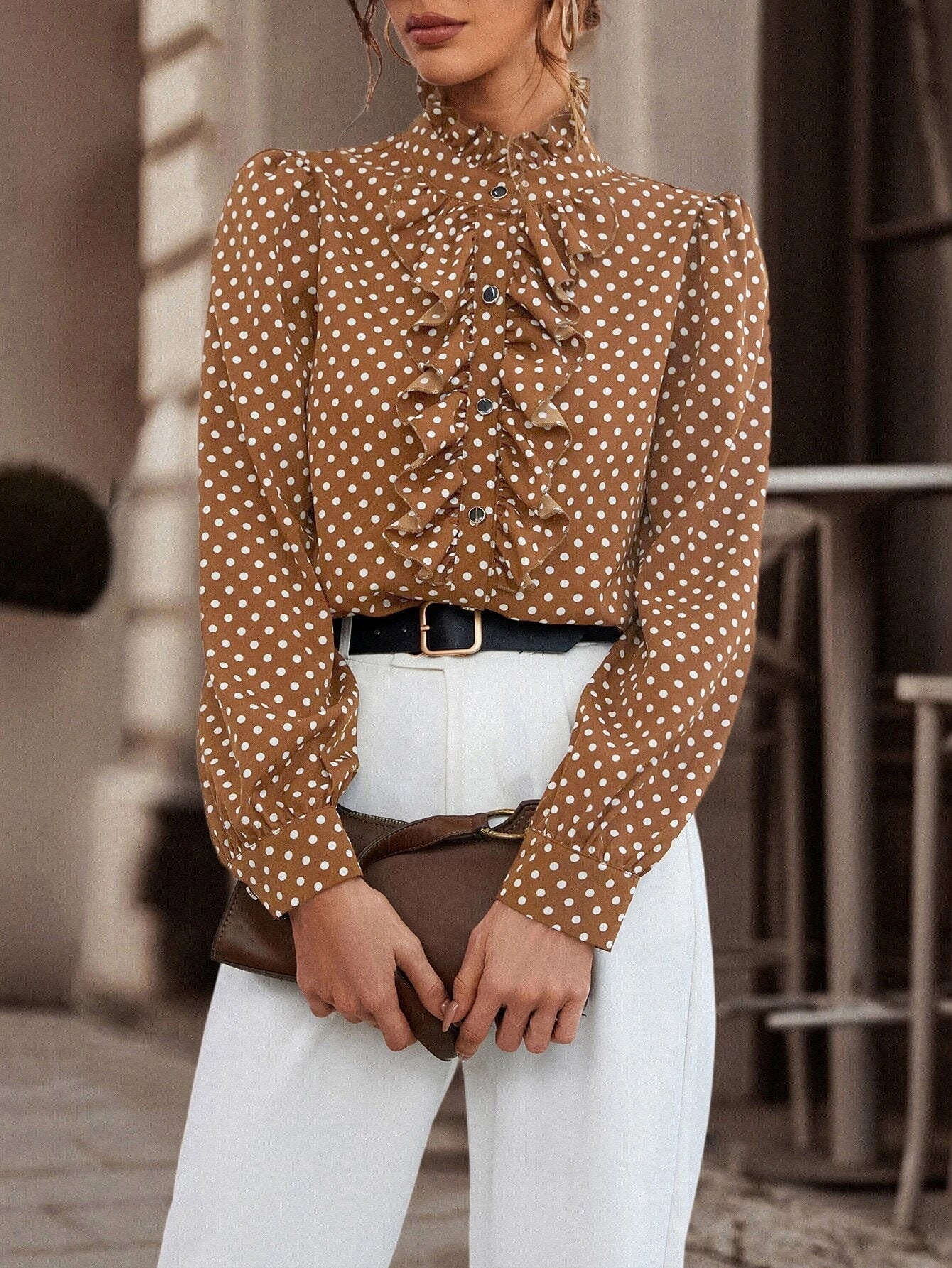 Blusa di lino a collo alto con volant e bottoni — Blusa marrone a manica lunga