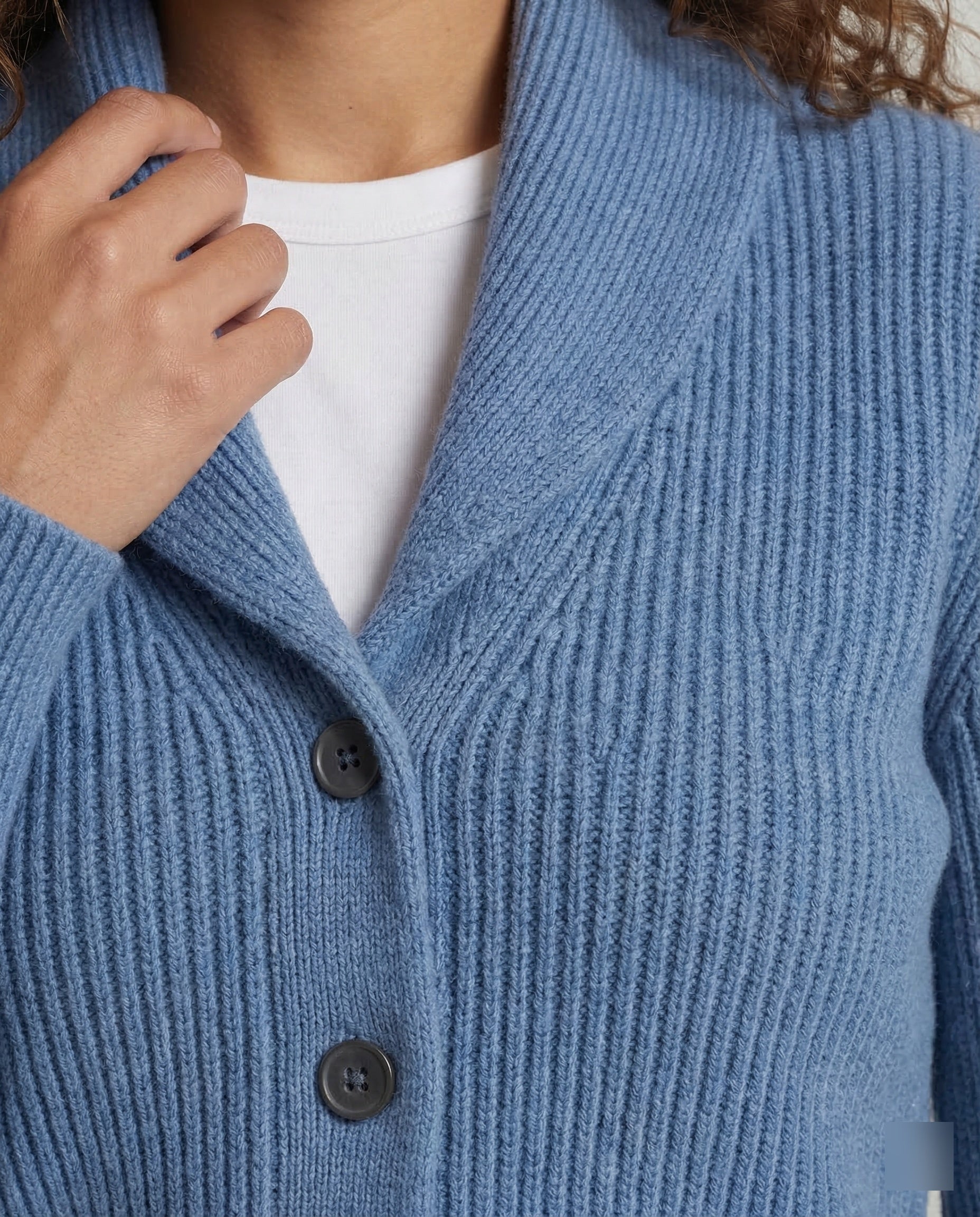 Cardigan in maglia con revers e bottoni — Giacca in maglia a manica lunga