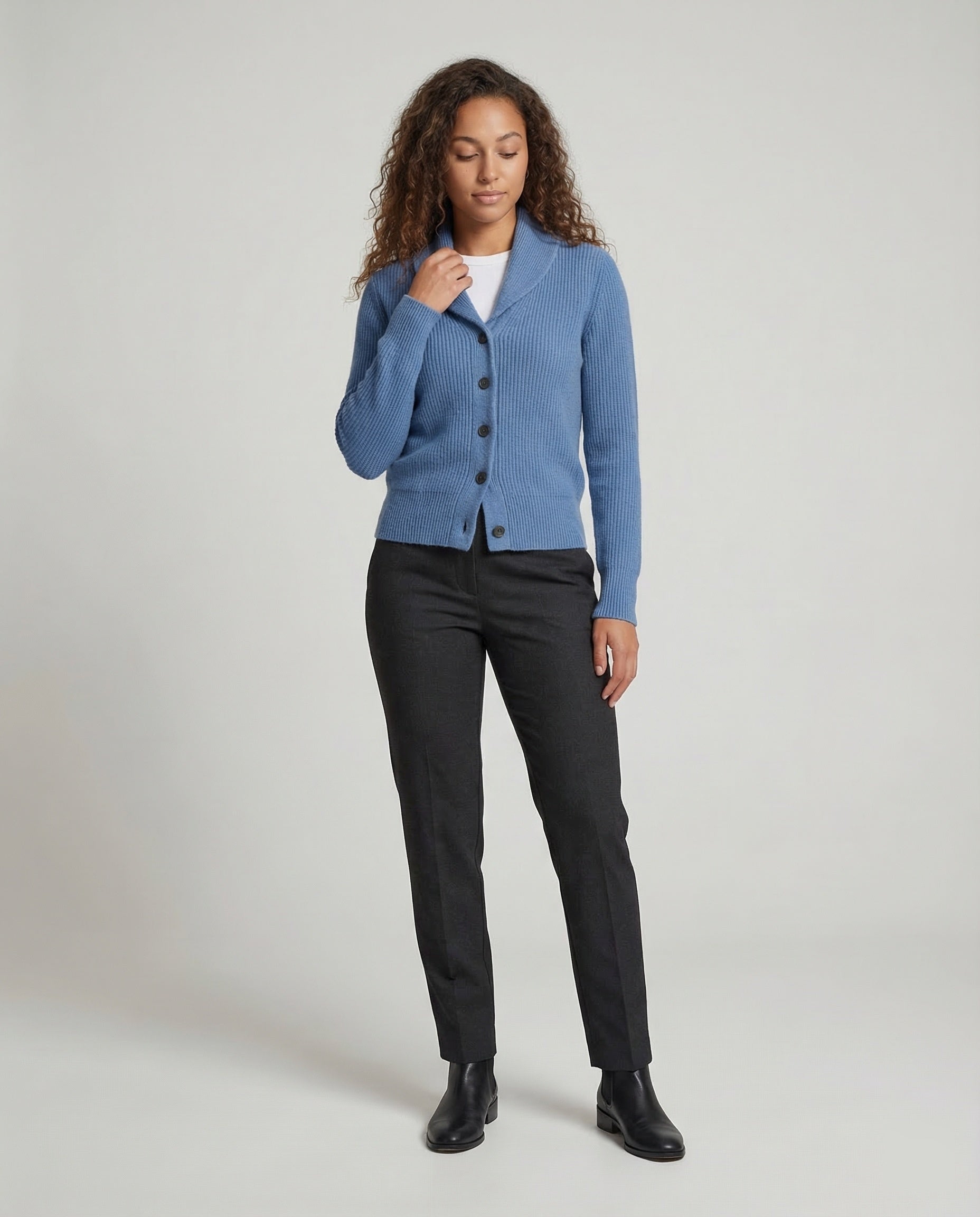 Cardigan in maglia con revers e bottoni — Giacca in maglia a manica lunga