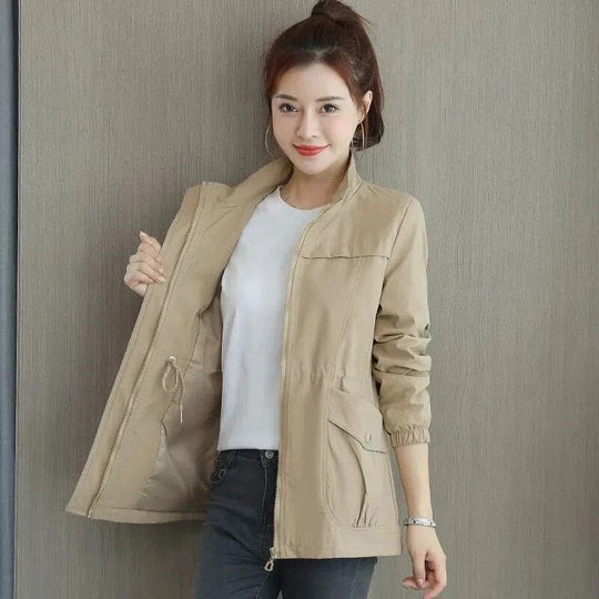 Trench impermeabile leggero — Trench di mezza stagione con cintura
