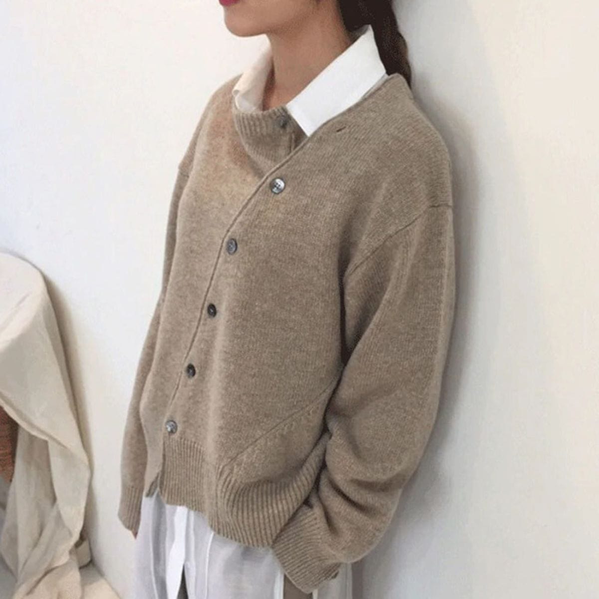 Cardigan a portafoglio in maglia con bottoni — Giacca incrociata e calda