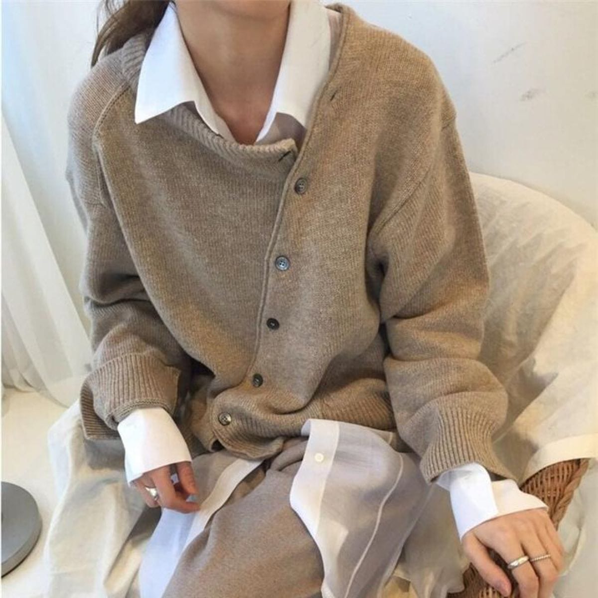 Cardigan a portafoglio in maglia con bottoni — Giacca incrociata e calda