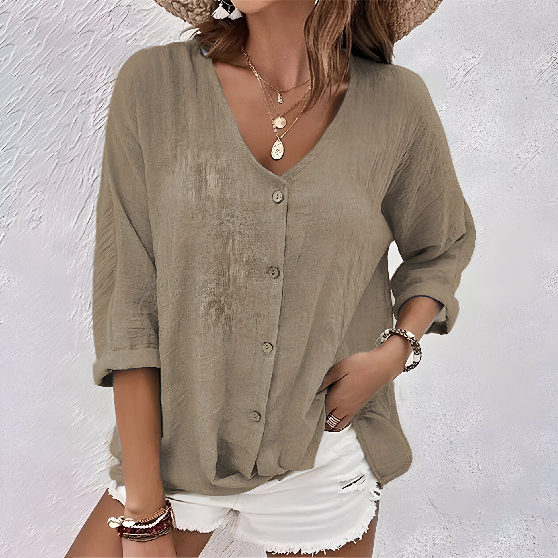 Blusa con bottoni dal taglio rilassato e scollo a V — Blusa fluida estiva