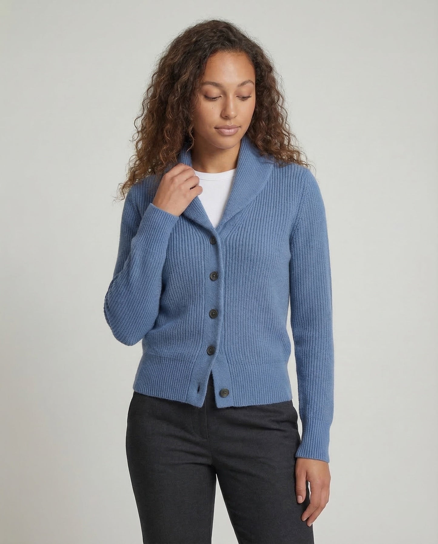 Cardigan in maglia con revers e bottoni — Giacca in maglia a manica lunga