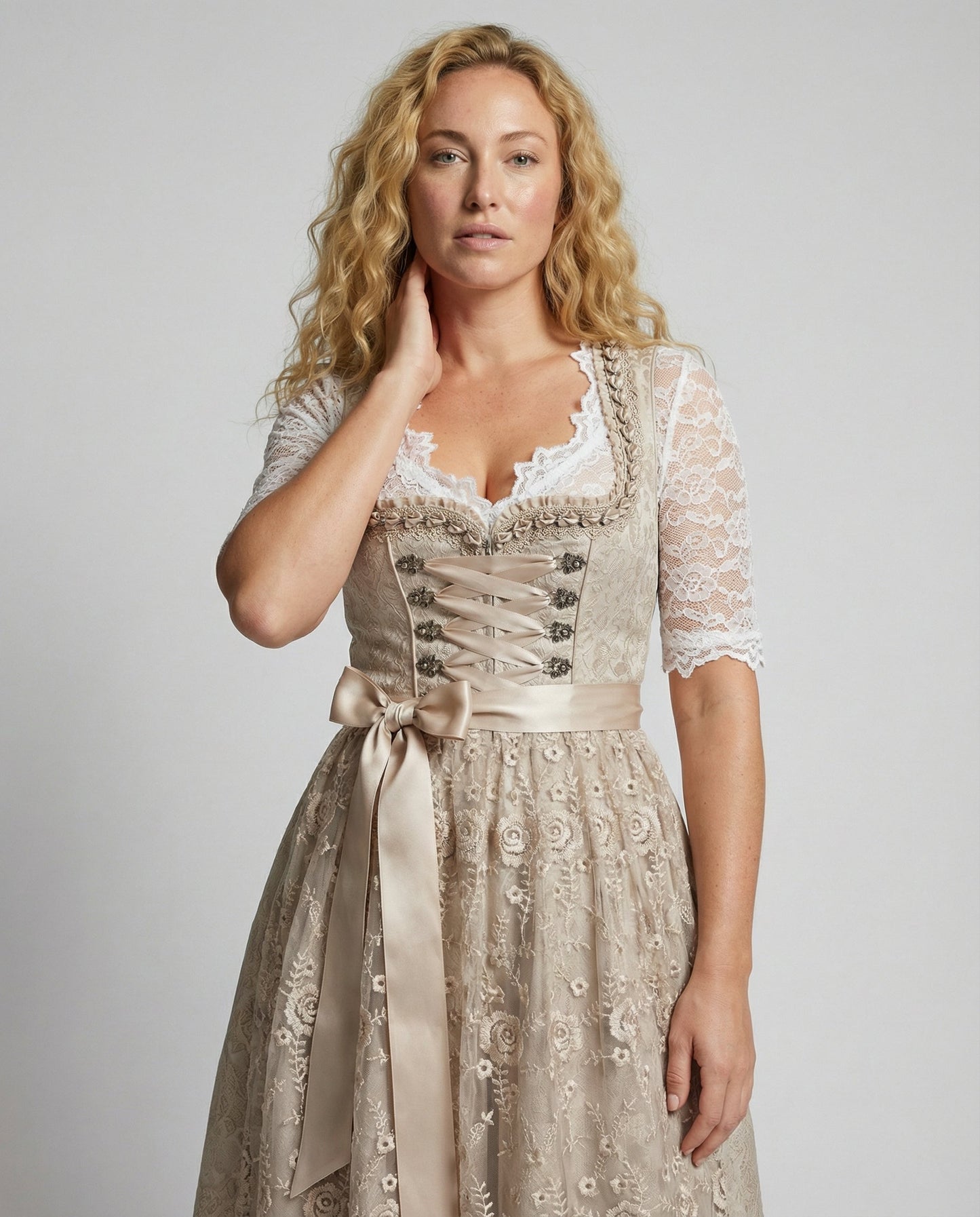 Abito tradizionale dirndl — Abito da Oktoberfest con blusa in pizzo
