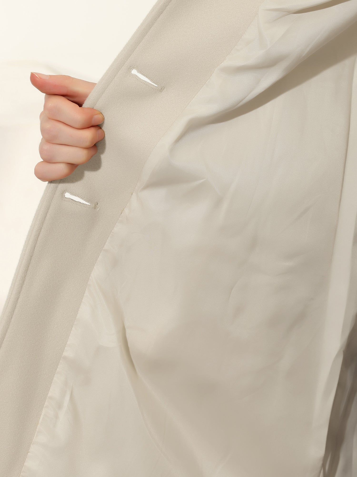 Cappotto di lana con bottoni, taglio aderente e collo classico — Cappotto invernale elegante